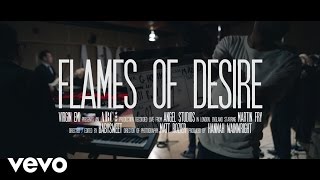Kadr z teledysku The Flames Of Desire tekst piosenki ABC