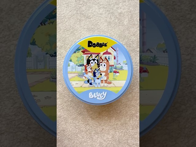 Vídeo relacionado con Asmodee Dobble Bluey, Juego de Cartas de Observación y Velocidad