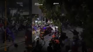 Download lagu Detik-detik mobil Baracuda polisi tabrak demonstran #news #demo #fyp #ojol #kecelakaan #beritaviral mp3