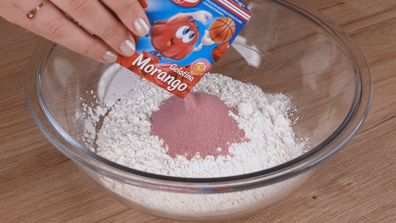 Adicione gelatina de morango na farinha de trigo, o resultado vai te surpreender
