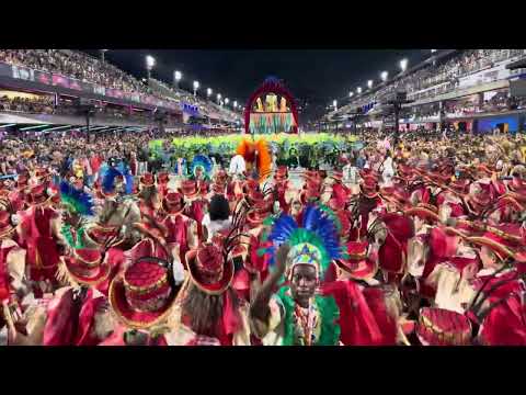 Bateria da Estácio de Sá no desfile oficial de 2025