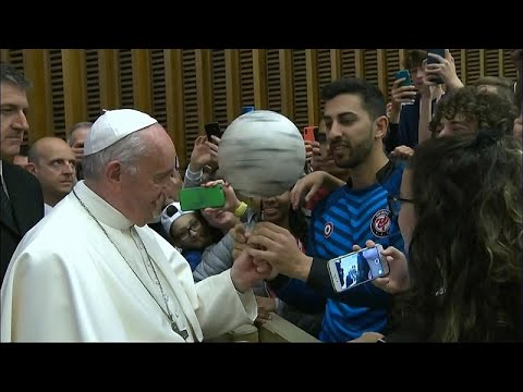 شاهد البابا فرنسيس يداعب كرة القدم ويبهر الحاضرين بتدويرها ويحث على تعلم قيمها…