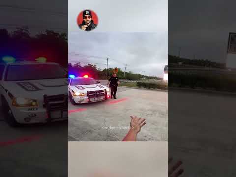 Motociclista quiso ayudar… y terminó con una multa de 200 dólares 😅 #shorts