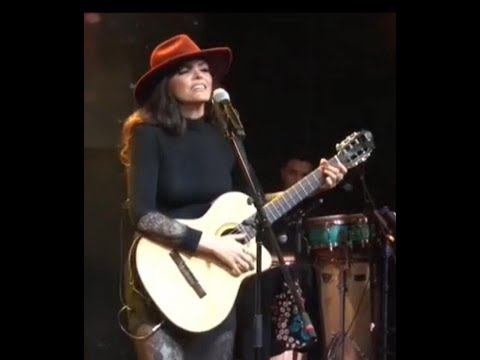 ANA BARBARA     A TRAVÉS  DEL VASO