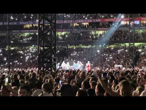 Robbie Williams & Garron Noone-Country Roads-Dublin 23/08/25