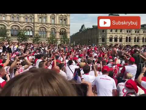 Polscy kibice na Placu Czerwonym, tańczą i śpiewają Labada.