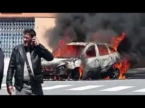 Incendio de un coche en Isla Cristina.