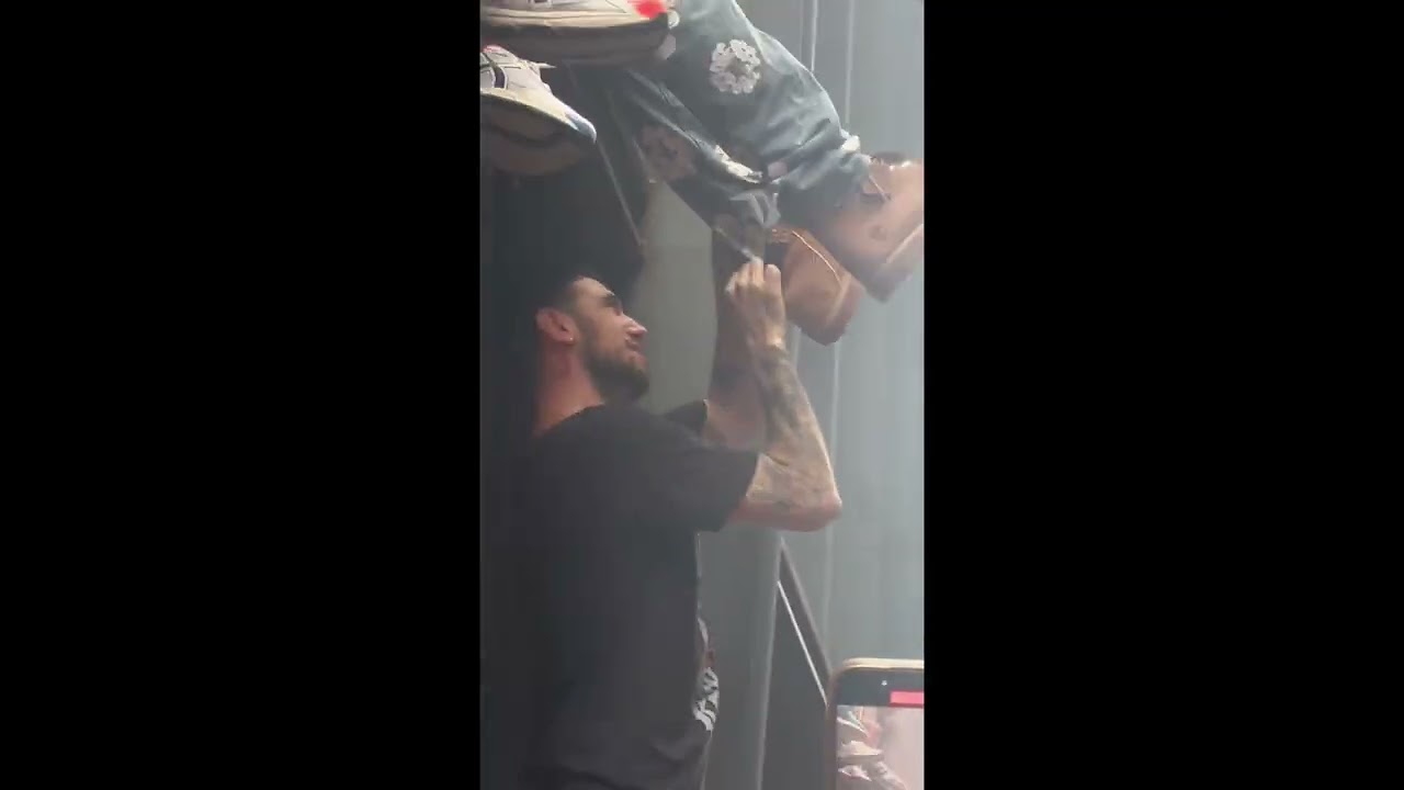 Man's Boots Stolen During Knicks Championship Parade || ViralHog
