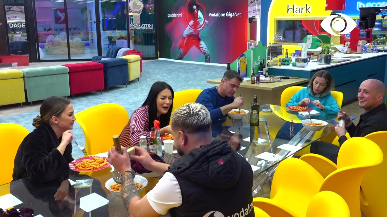 Pas dasmës, banorët darkojnë së bashku