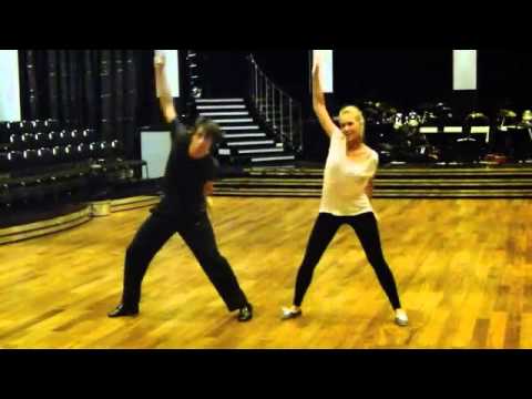 Alexander Rybak och Malin Johansson dansar charleston. - Let’s Dance (TV4)