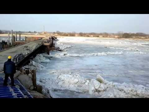 Ледоход, река "Неман" Временный мост в Литву. 2014 03 03