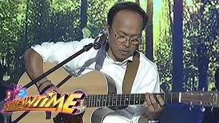 Noel Cabangon sings &#39;Kanlungan / Handog&#39; on It&#39;s Showtime