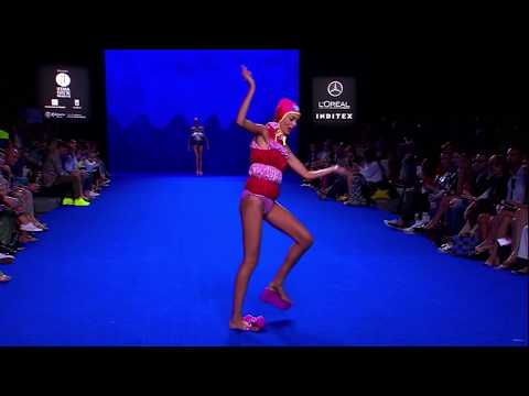 Model Joana Sanz trips and loses her shoes at Agatha Ruiz de la Prada Spring/Summer 2017. HQ VIDEO