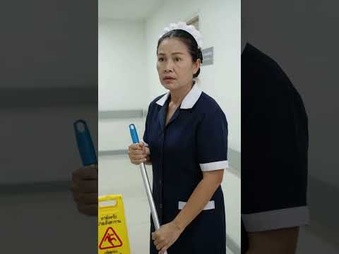 ตั้งป้ายว่าระวังลื่น  เล่นโทรศัพท์ไม่มองทางเห็นต่างหาก..