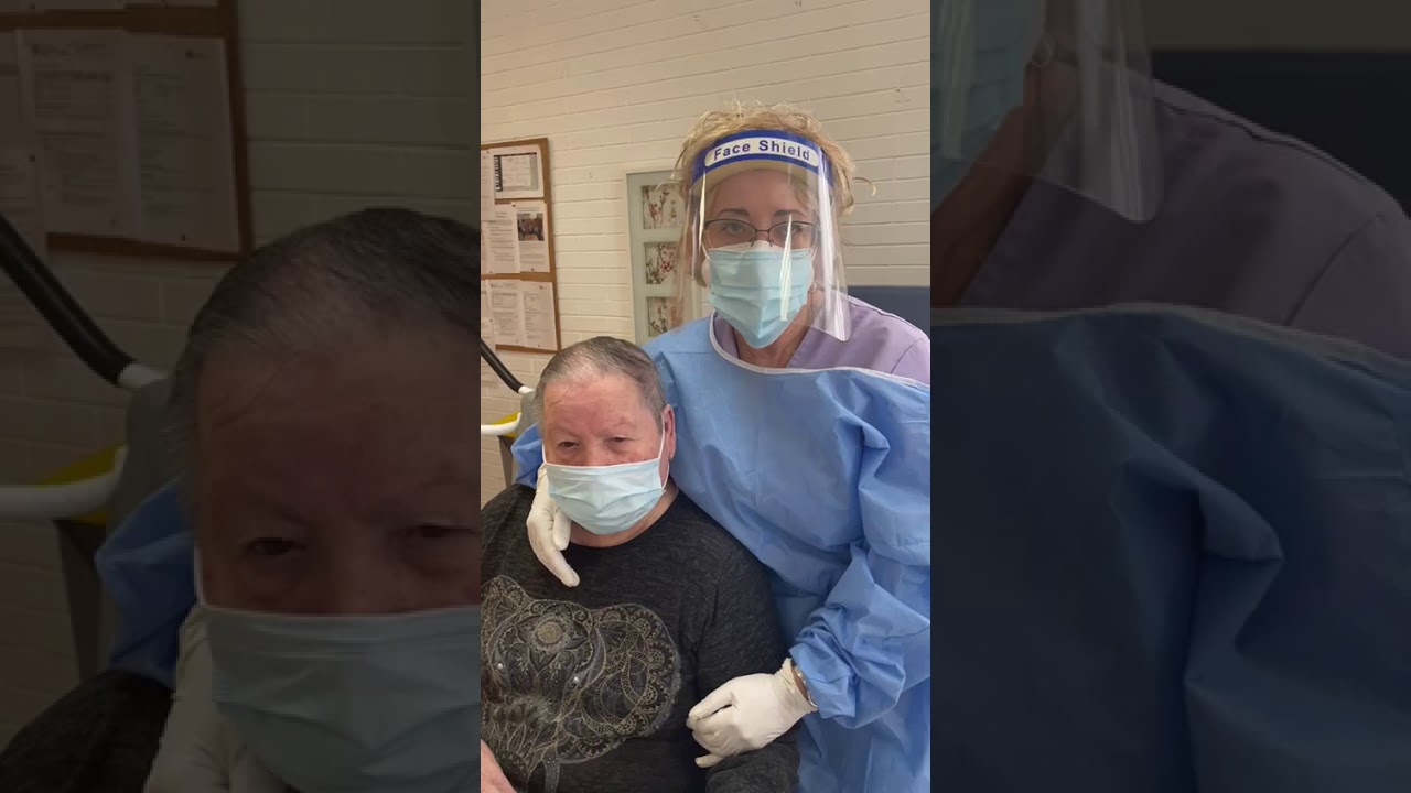 Pofessional i usuària del Centre de Dia Torre Romeu