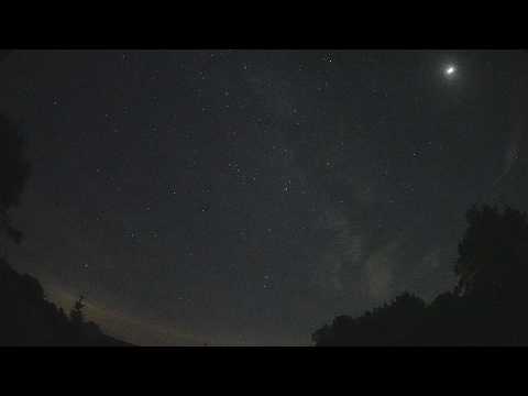 Perseiden Meteorschauer: Sternschnuppen, eine Feuerkugel und schwaches Polarlicht