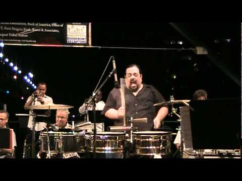 Eguie Castrillo interpreta el tema "El Rey del Timbal"