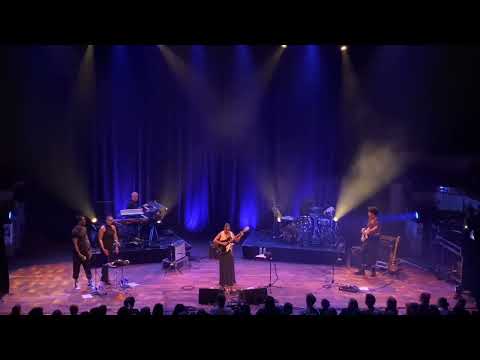Lianne La Havas - Sour Flower (Live at TivoliVredenburg)