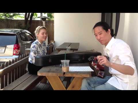 트로피 벤치에서 연습중인 알리와 기타리스트 1