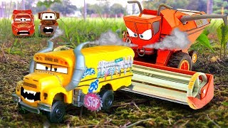 TRACTOR TIPPING Disney Cars Toys Miss FRITTER Chased! FRANK Lightning McQueen Mater Cars TOY Movie