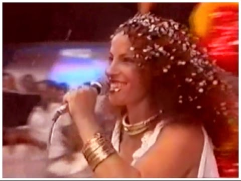 PORTELA NA AVENIDA - CLARA NUNES NO CHACRINHA - 1982