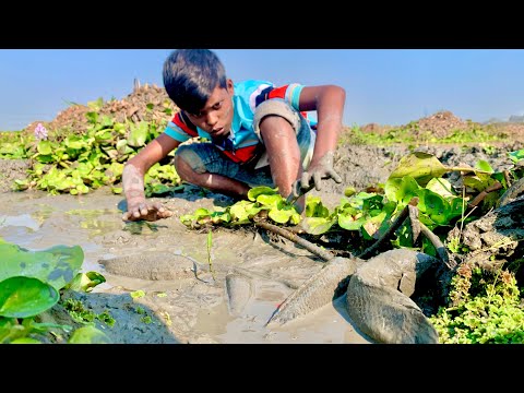 The younger brother is catching fish without the younger brother. || Awesome