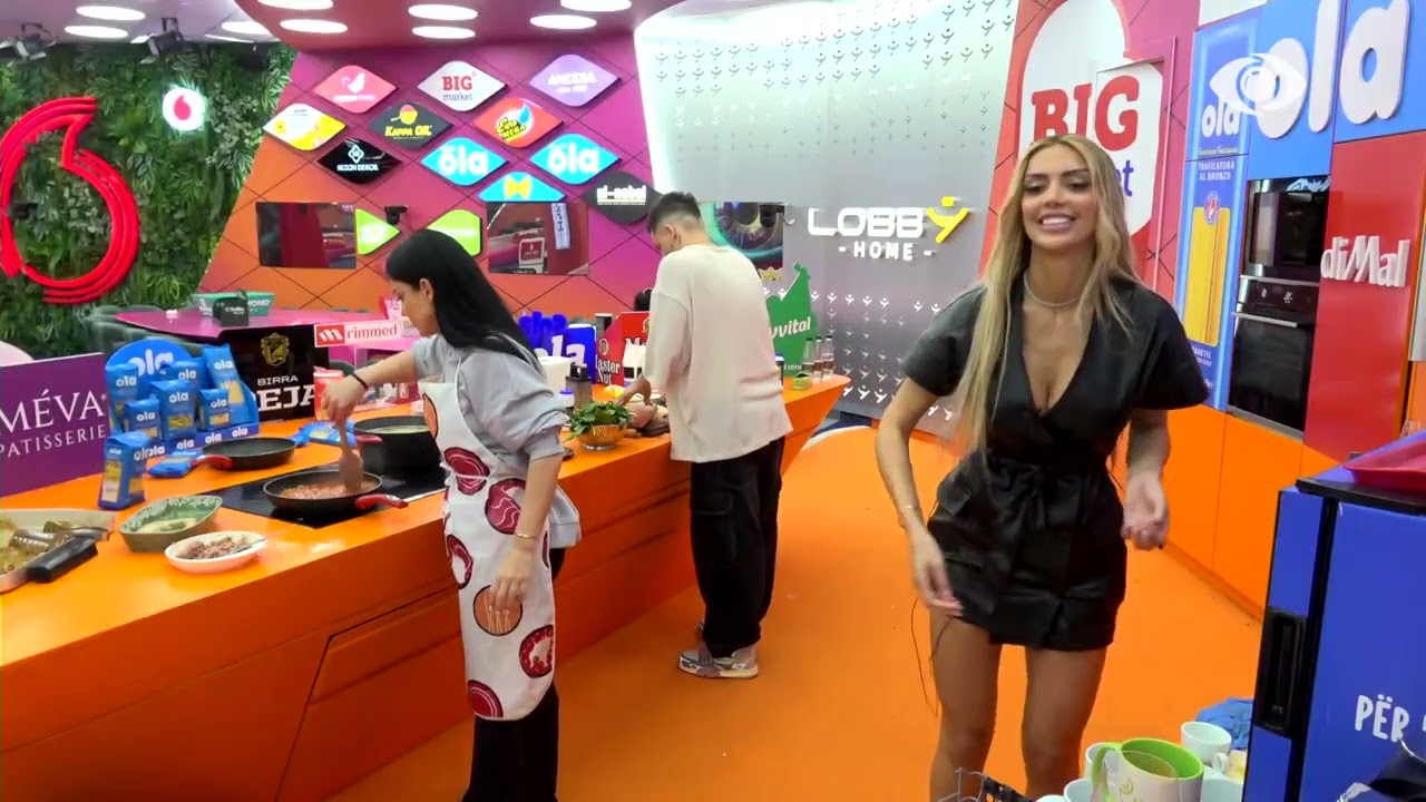 Brikena dhe Mateo luajnë me njëri-tjetrin me ujë