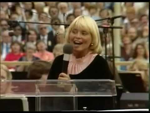 Evie & Pelle Karlsson   "Our God Reigns"