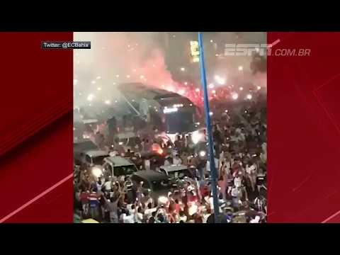 Torcida do Bahia faz festa absurda na chegada do time à Fonte Nova Antes do jogo contra o São Paulo