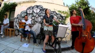 Parfum Grec interprète &quot;Le temps perdu&quot; de Carla Bruni