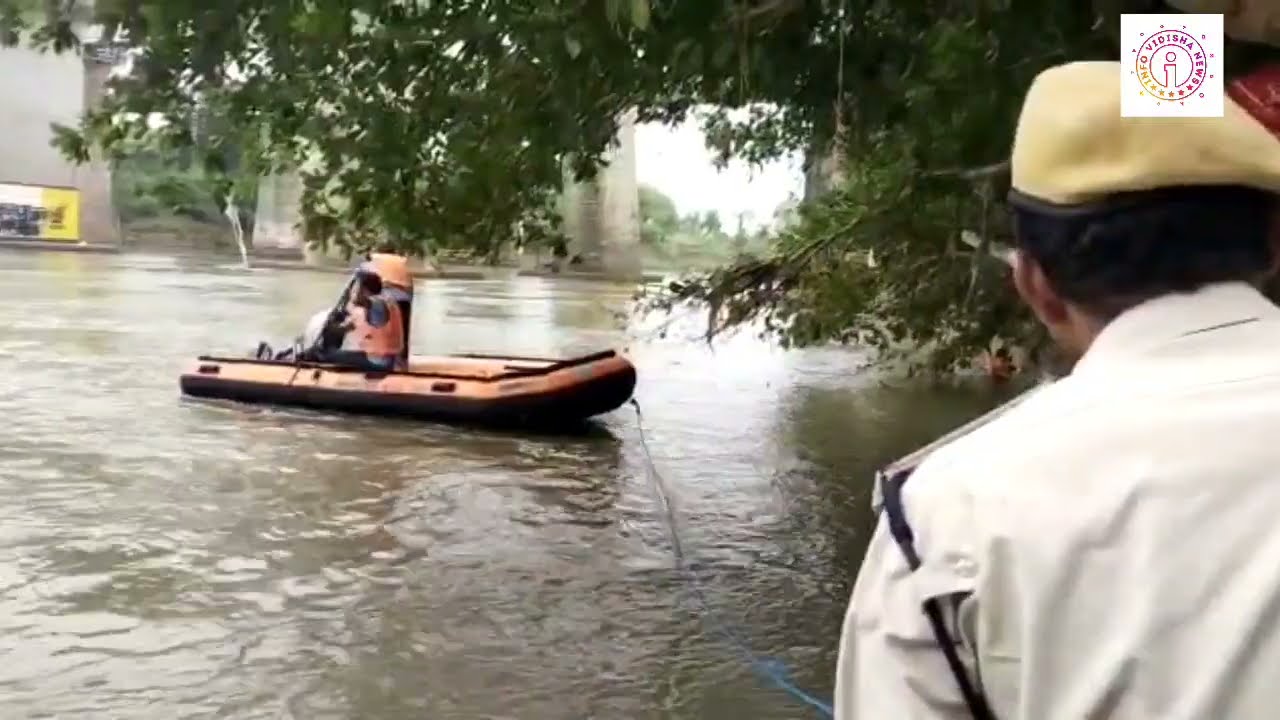 बेतवा नदी किनारे बैठे थे पति पत्नी, अचानक ऐसा क्या हुआ  कि शहर में मच गया हड़कंप  ....