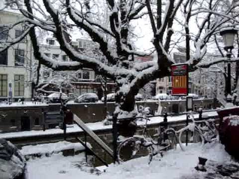 UTRECHT in de SNEEUW, 19-12-2010. Sneeuwwandelen langs de Oudegracht.