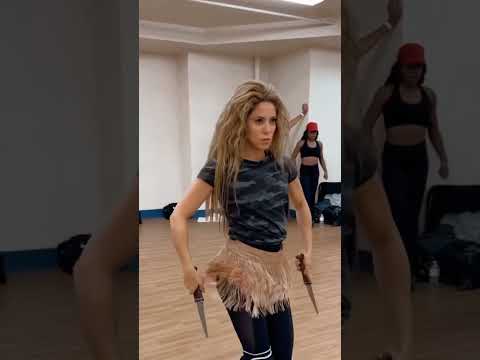 Shakira Ensayando con cuchillos