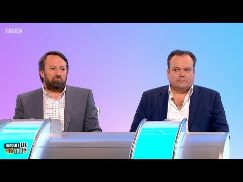 Ukradl Shaun Williamson košili strašákovi?