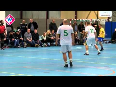 Oud-voetballers halen 4700 euro op voor KiKa