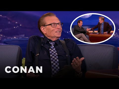 拉里-金打斷了柯南的廉價握手抨擊 | TBS上的柯南 (Larry King Busts Conan's Cheap Handshake Slam | CONAN on TBS)
