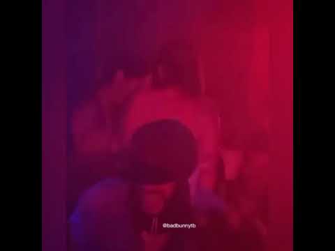 Bad Bunny vacilandoce al el Cherry scom