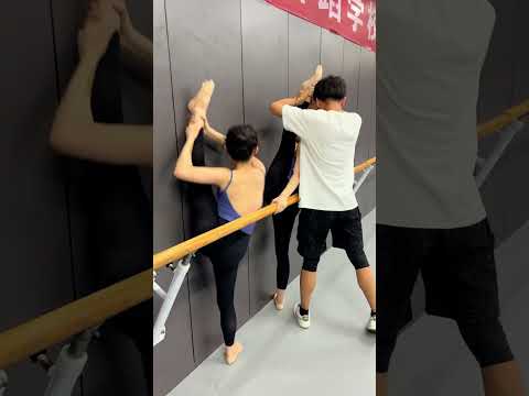 Am I too petite to see?😆 #dance#flexibility#split#ballet#yyaya#danceclass
