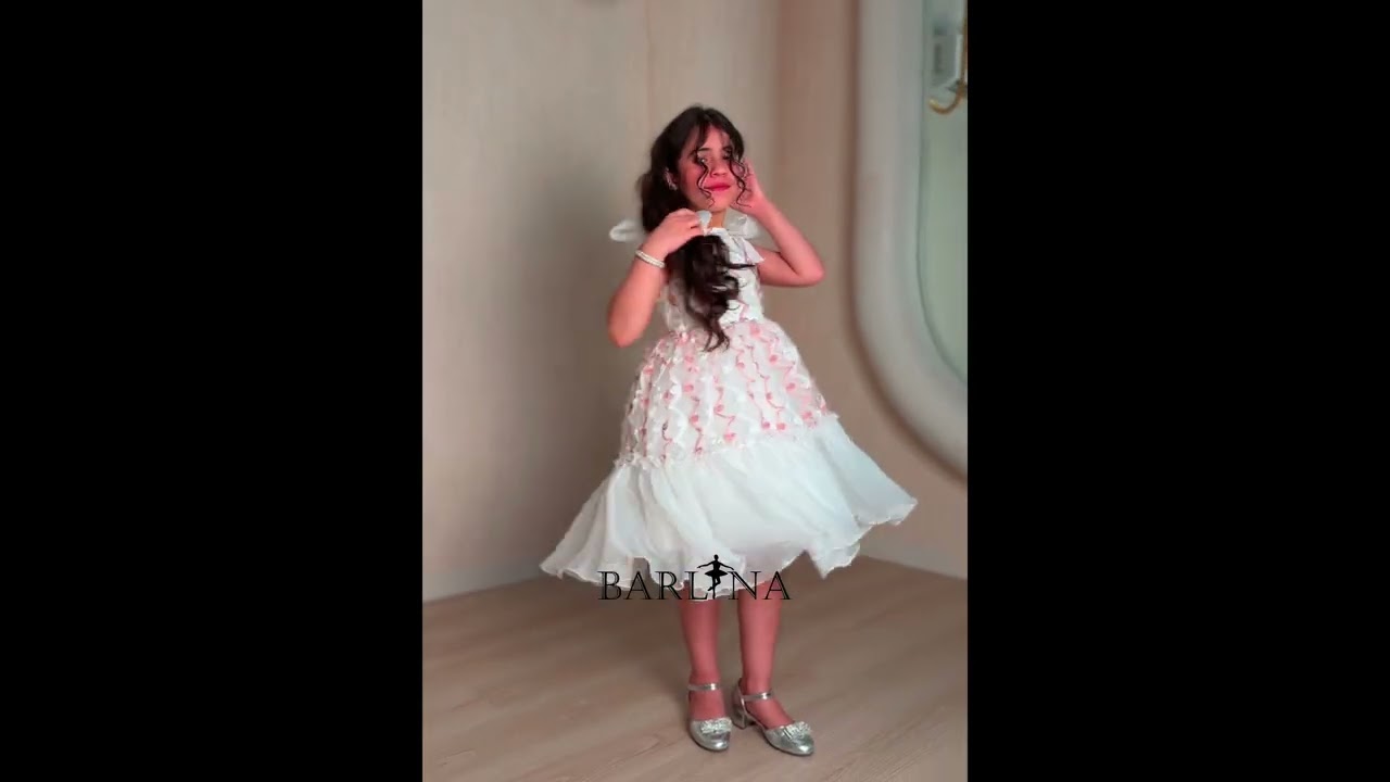 فستان بناتي أبيض بتطريزات متموجة - سنة
