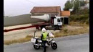 preview picture of video 'Transporte de pá de aerogerador em Panchorra (Resende)'