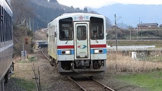 preview picture of video '若桜鉄道 隼駅にて　若桜行き　気動車　入線 2015.1'