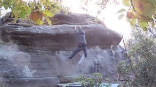 Video thumbnail: Alberto's Boulder, 6a+. La Comarca