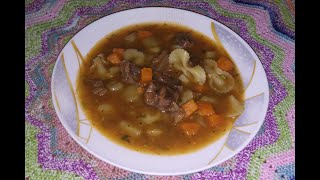 Sopa de músculo, legumes e macarrão