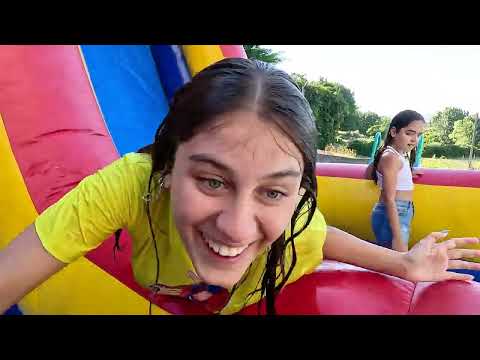 MILENINHA BRINCA NO ESCORREGADOR GIGANTE NA PISCINA COM SUA AMIGA CAMILA