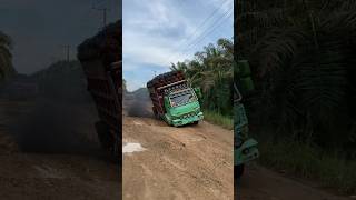 Download lagu detik detik supir profesional nyelamatin truk muatan sawit yang hampir terbalik#trukacehviral#truk mp3