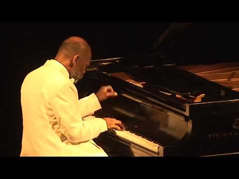 Alfonsina y el mar Reminiscencia  Luis Lugo piano,Teatro Libertador San Martin Cordoba 2015