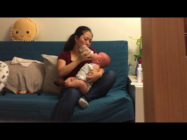 Mummy trying to bottle feed a bottle refusal baby SDDEFAULT Thumbnail