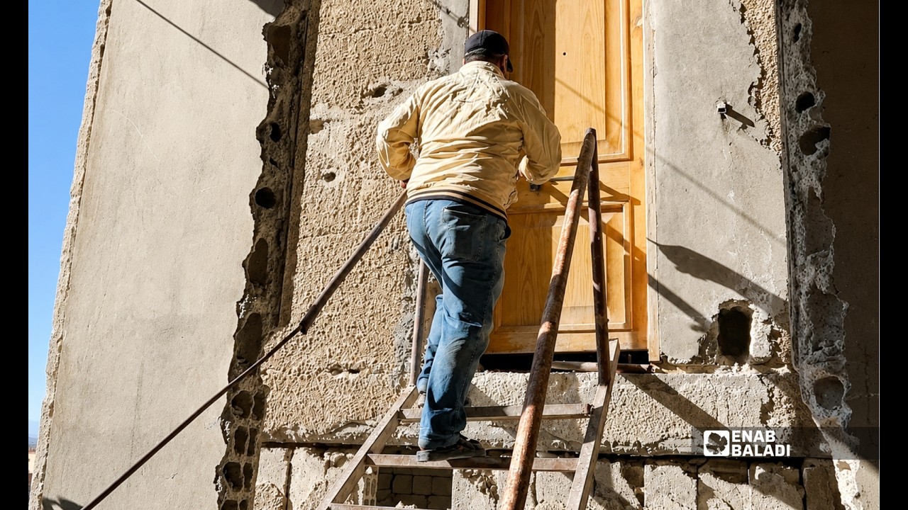 “ندخل إلى بيوتنا مثل الحرامية”.. عائلة في داريا تبحث عن طريق إلى منزلها