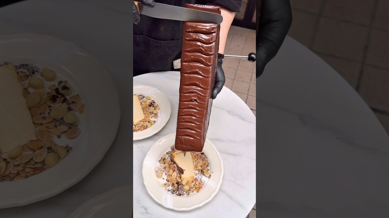 巨大チョコラクレットを大量にかけたチーズケーキ🍫 #japanesefood