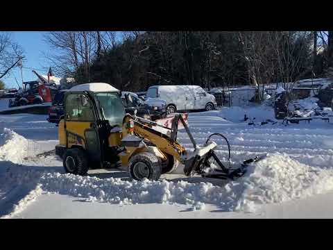 Schäffer 2428 SLT - Compact Loader Plowing Snow